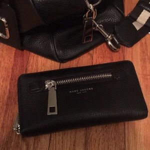Marc Jacobs zipper wallet black leather